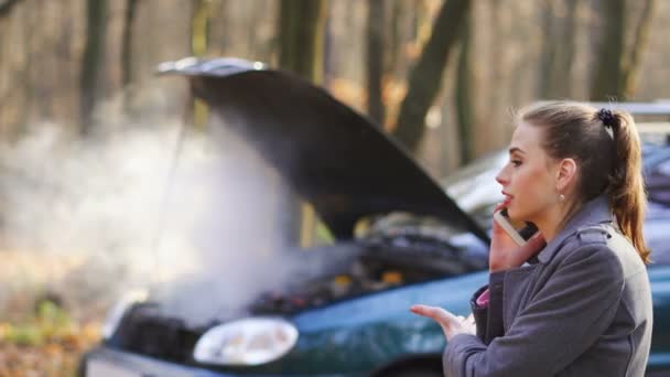 Auto Problemen Met Rook Jonge Vrouw Oproep Door Smartphone Voor — Stockvideo