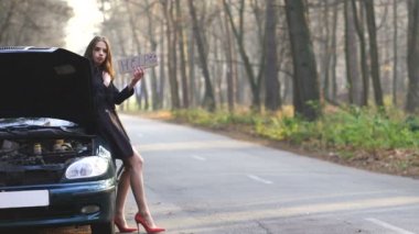 4 k. çekici genç seksi kadınla duygusal posteri ile yardım isteyin. Araba arızası 