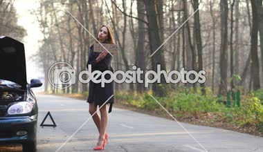 4 k. genç seksi karışıklık kadın posteri ile yardım bekle. Araba arızası 