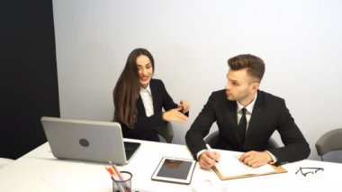 4 k. yakışıklı işadamı ve güzel iş kadını iyi haber--dan laptop sevinirler. Parlak pozitif duygular