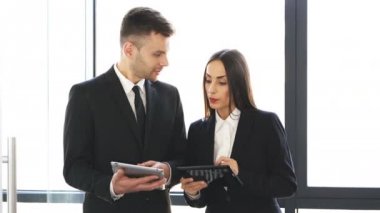 4 k. güzel esmer, işkadını, office iş adamı ile görüşmelerde. Tabletten bilgi hakkında tartışma