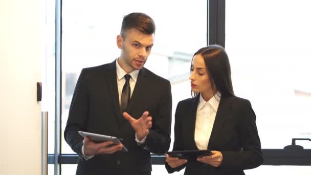 Office Werkdag Mooie Brunette Zakenvrouw Zakenman Bespreken Informatie Met Tablet — Stockvideo