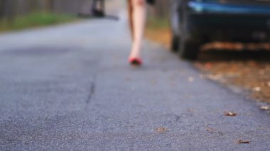 4 k. seksi kadının bacakları kırmızı yüksek topuklu ayakkabılar ve araba sorunu, kadın acil işareti koyar.
