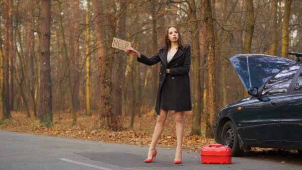 Sexy Mujer Joven Zapatos Rojos Tacón Alto Emocionalmente Esperar Ayuda — Vídeos de Stock