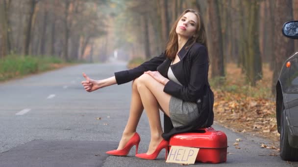 性感的年轻女子等待帮助与海报 要求汽油 滑块拍摄 — 图库视频影像