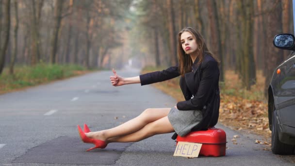 Sexy Jeune Femme Modèle Attendre Aide Demander Essence — Video