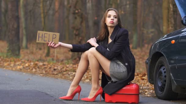 Mujer Sexy Joven Modelo Esperar Por Ayuda Pedir Gasolina Carretera — Vídeo de stock