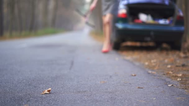 Sexy Piernas Las Mujeres Zapatos Rojos Tacón Alto Problemas Coche — Vídeos de Stock