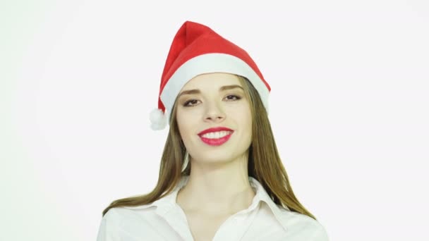 戴红色圣诞老人帽子的年轻漂亮女商人庆祝圣诞节或新年 — 图库视频影像