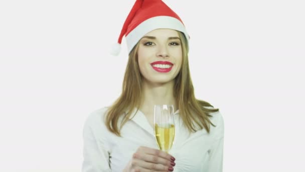 Glimlachende Zakenvrouw Rode Kerstmuts Met Een Glas Champagne Viert Kerstdag — Stockvideo