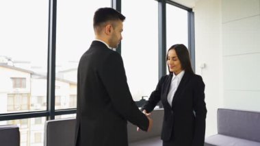 İş kadını güzel, ne zaman toplantı adam ortağı ile el sıkışın. Ağır çekim