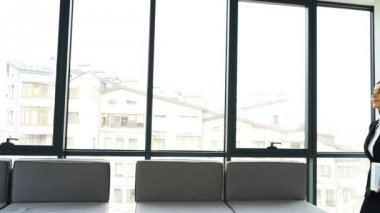 İş ortakları toplantısı. Erkek ve kadın gülümser ve el salla. Ağır çekim