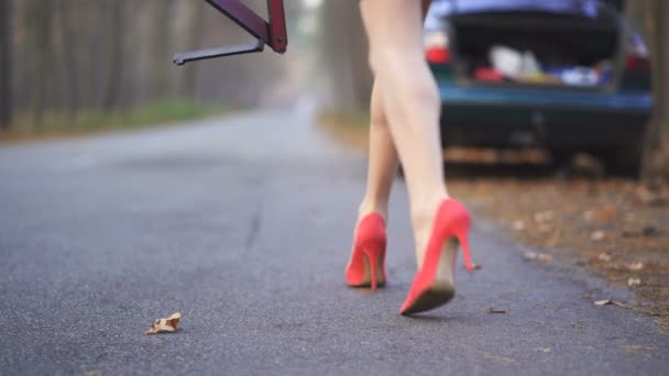 Sexy Womans Legs Red High Heeled Shoes Car Trouble Sign — Stock Video