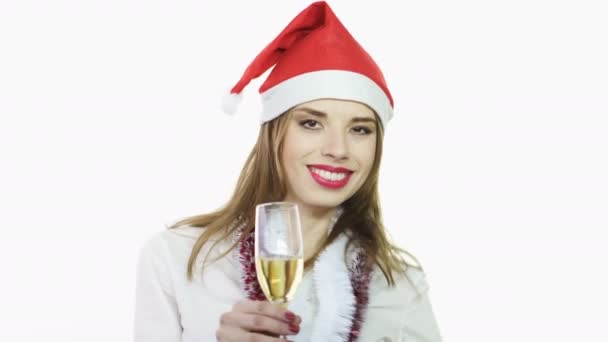 Smiling Mujer Negocios Sombrero Rojo Santa Danza Guirnalda Con Copa — Vídeos de Stock