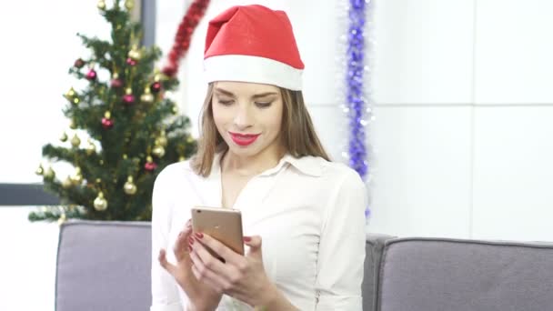 Bella Donna Affari Rosso Santa Tipo Cappello Smartphone Babbo Natale — Video Stock