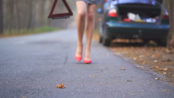 Schlanke Frauenbeine Roten Stöckelschuhen Und Autounfallschildern Zeitlupe — Stockvideo