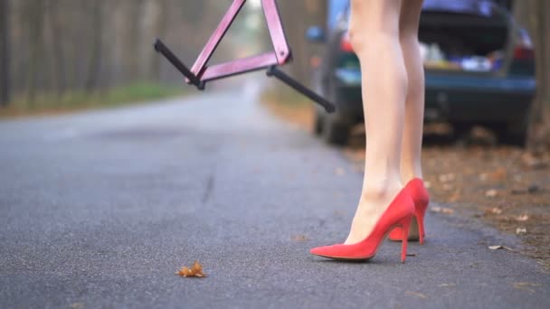 Λεπτή Γυναίκα Πόδια Κόκκινα Ψηλοτάκουνα Παπούτσια Και Αυτοκίνητο Πρόβλημα Εισόδου — Αρχείο Βίντεο