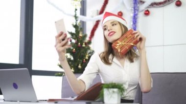 4. güzel işkadını kırmızı Santa şapka yapmak Noel hediyesi ile selfie