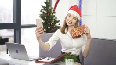 4. seksi işkadını kırmızı Santa şapka yapmak Noel hediyesi ile selfie