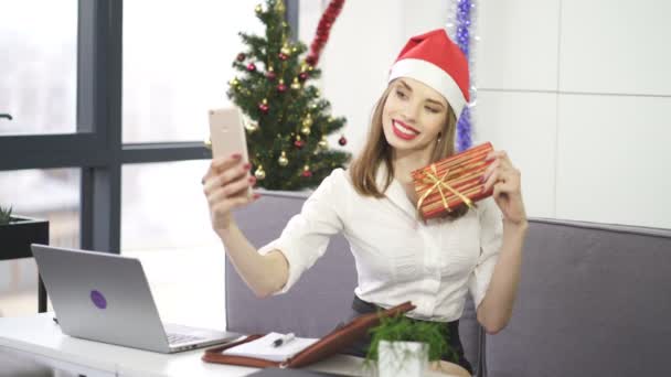 Sexig Affärskvinna Röda Santa Hatt Gör Selfie Med Julklapp — Stockvideo