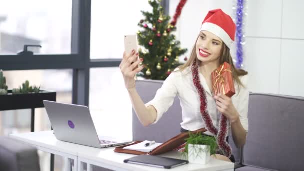 Sexy Lächelnde Geschäftsfrau Rotem Weihnachtsmann Hut Machen Selfie Mit Weihnachtsgeschenk — Stockvideo