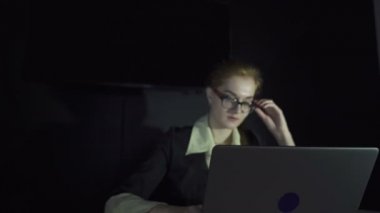 4. genç yorgun işkadını ofiste bilgisayar çalışması. Kaymak, dolly atış