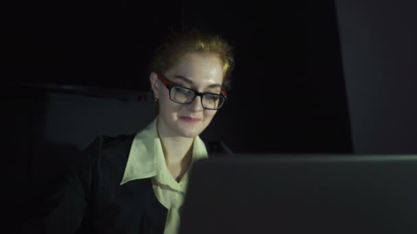年轻的女商人在办公室里的笔记本电脑工作 满足了他的工作 — 图库视频影像