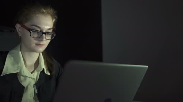 年轻的女商人 晚上在办公室里在笔记本电脑工作的经理 — 图库视频影像