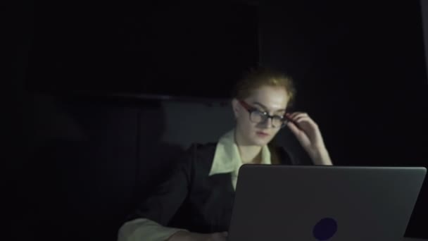 若い疲れている実業家は オフィス内のコンピューターで動作します スライダー ドーリー ショット — ストック動画