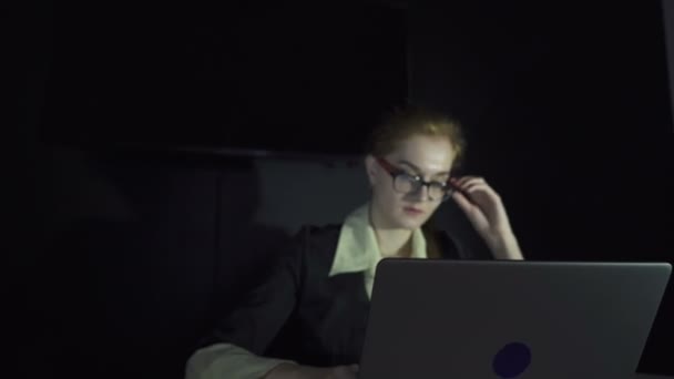 Une Jeune Femme Affaires Fatiguée Travaille Ordinateur Bureau Slider Tir — Video