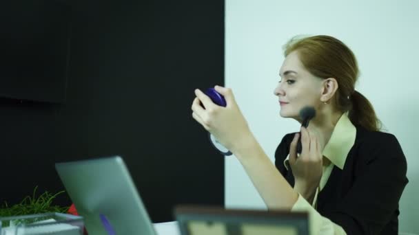 Young Girl Manager Oficina Corrige Maquillaje — Vídeos de Stock