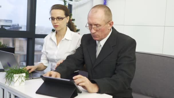 Hombre Hace Alguna Ayuda Explica Sobre Trabajo Equipo Trabajo Oficina — Vídeos de Stock