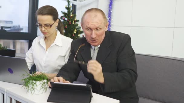 Frauen Helfen Dem Mann Bei Der Erläuterung Der Arbeit Büro — Stockvideo