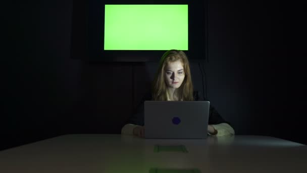 Mladá Podnikatelka Práce Pozadí Obrazovky Notebooku Zelená — Stock video