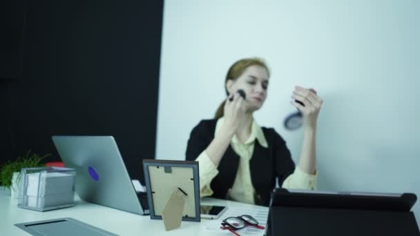 年轻的商务女士在办公室里化妆 滑块拍摄 — 图库视频影像