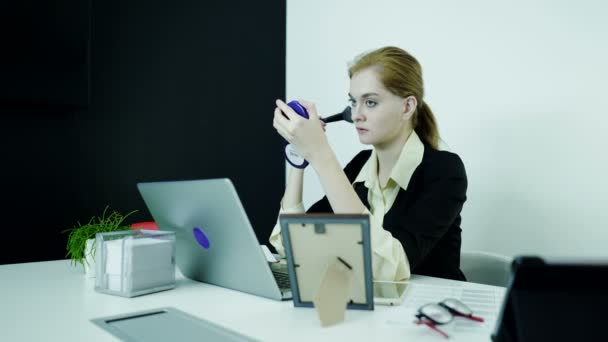 Jeune Femme Affaires Corrige Maquillage Bureau Slider Shot — Video