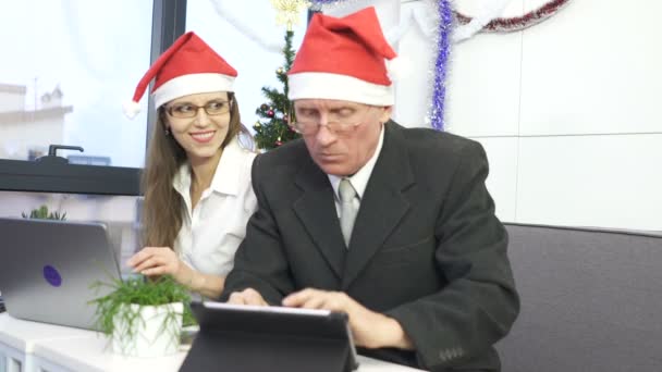 Business Woman Makes Unexpected Gift Businessman Red Santa Cap — Stock Video
