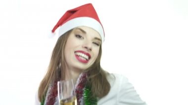 İşkadını Santa şapka ve şampanya ile garland. Ağır çekim.