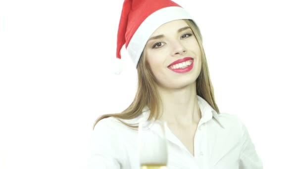 漂亮的商务女士在圣诞老人的红色帽子伸展杯葡萄酒 慢动作 — 图库视频影像