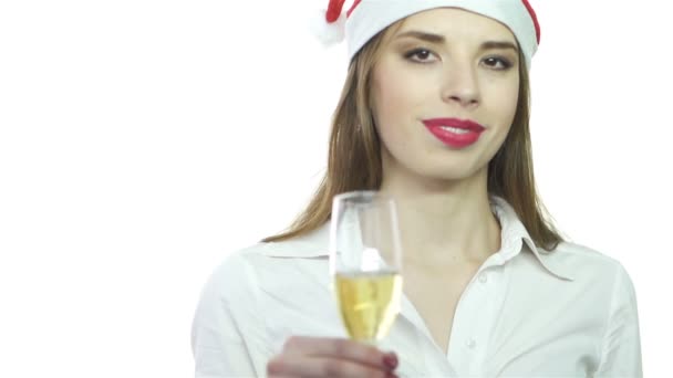 Jonge Zakenvrouw Rode Hoed Van Santa Zachte Glimlach Een Glas — Stockvideo