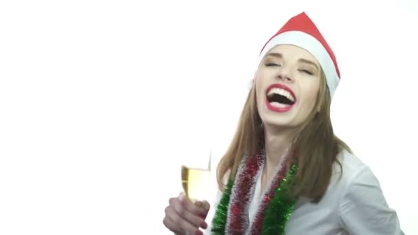 Senhora Negócios Boné Vermelho Papai Noel Sorri Com Copo Champanhe — Vídeo de Stock