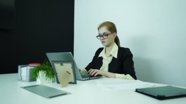 4. iş ofiste iş kadın. Dizüstü bilgisayar, kağıtları