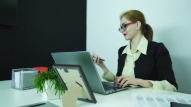 4. genç iş kadını ofis, yanıt smartphone telefon defterinde işte. Dolly vurdu