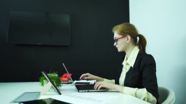 4. iş kadın cevap smartphone içinde ofisini ara. Dolly vurdu