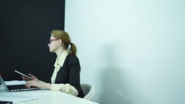 4. genç iş kadını ofis, yanıt smartphone telefon defterinde işte. Dolly vurdu