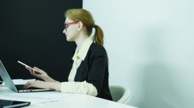 4. genç iş kadını ofis, yanıt smartphone telefon defterinde işte. Dolly vurdu