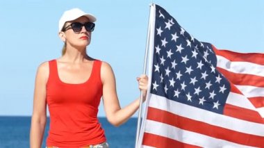Amerikan bayrağı ile uyumlu vatansever güzel kadın stand. Portre