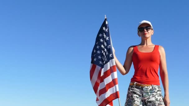 Гармоничная Патриотичная Красотка Стоит Американским Флагом Медленное Движение — стоковое видео