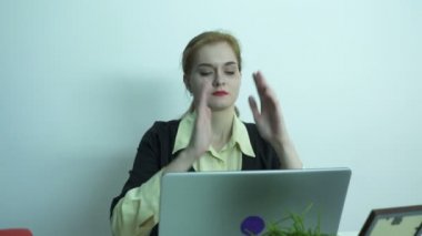 4. genç iş kadını işyerinde not defterinde office yorgun. Negatif duygu