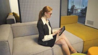 4. Modern yong iş ofis işleri tablet tarafından kadında. Sürekli çekim